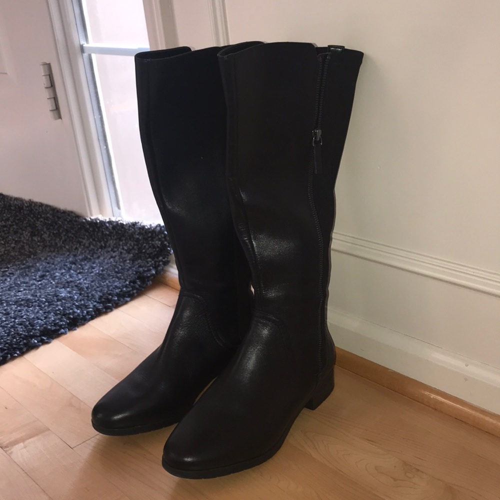 Black winter boots